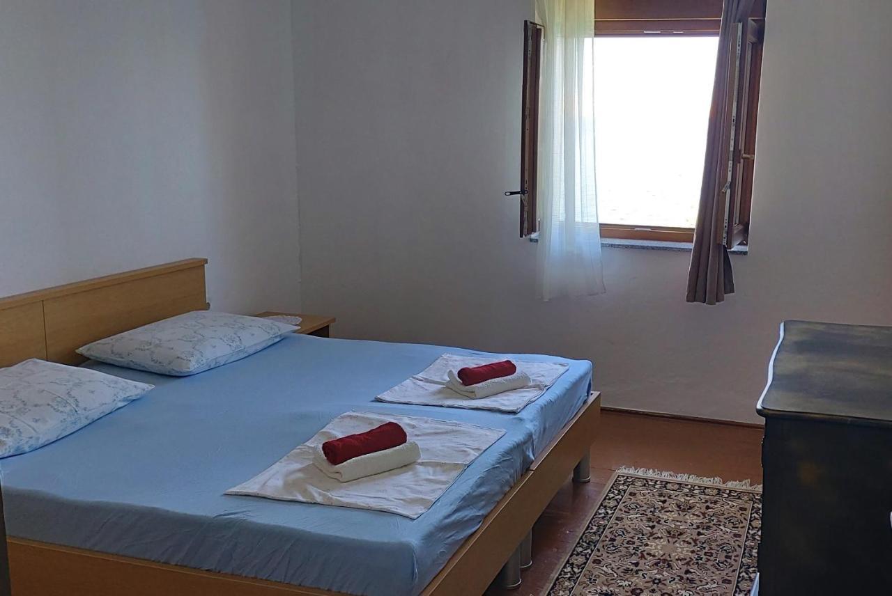 Apartmani Ana Karlobag Exteriér fotografie